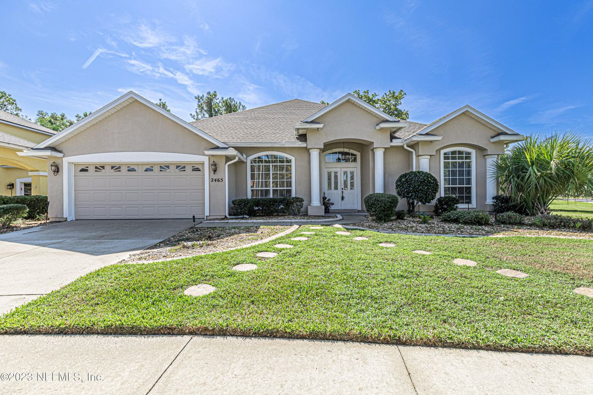 Attached, Exterior, Facade, Mediterranean