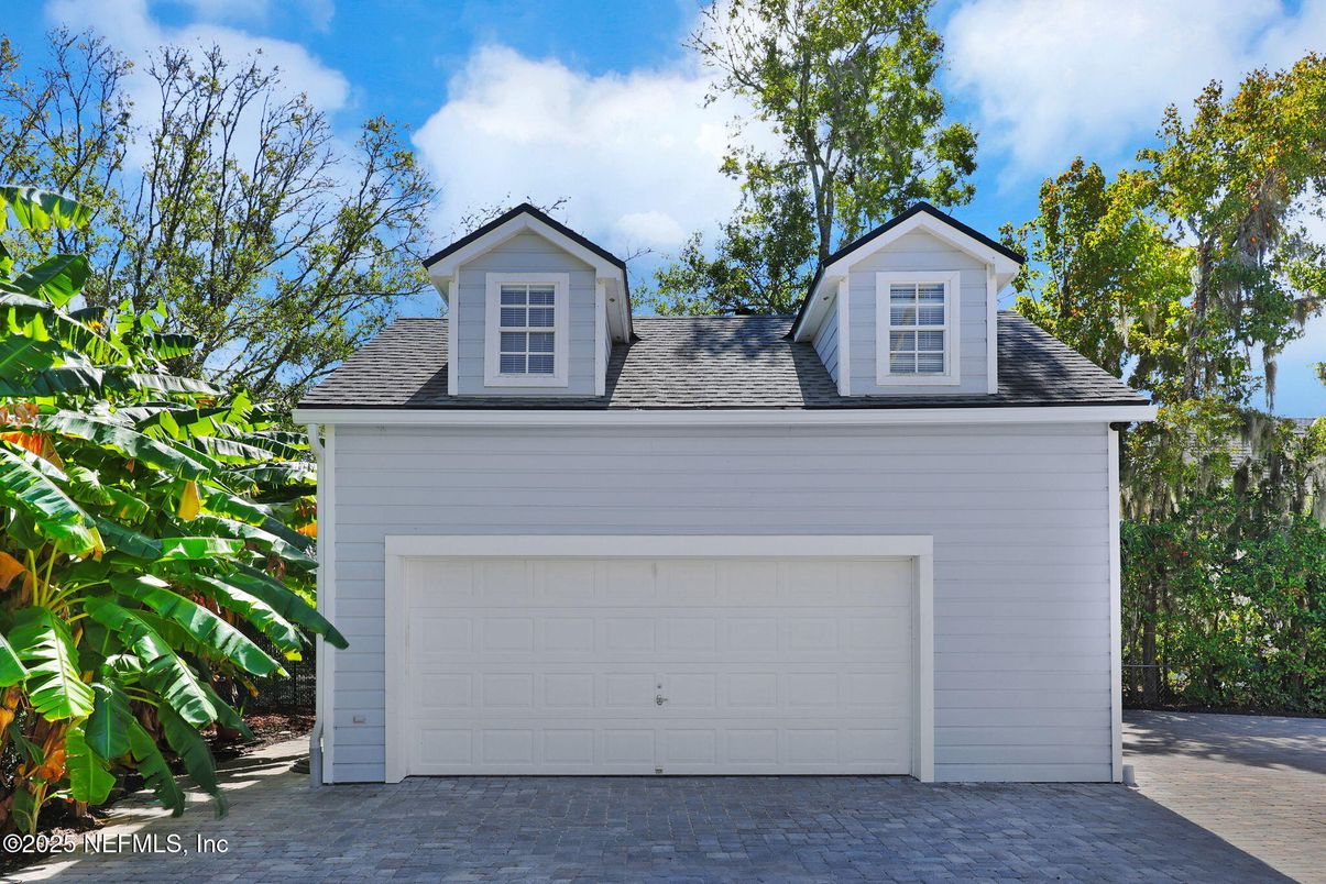 Attached, Exterior, Facade, None