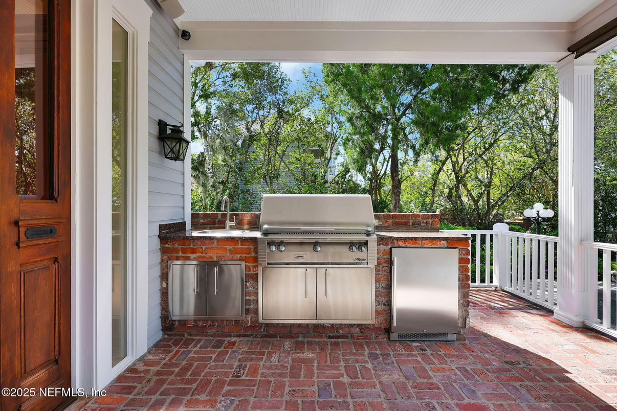 Exterior, Outdoor Kitchen
