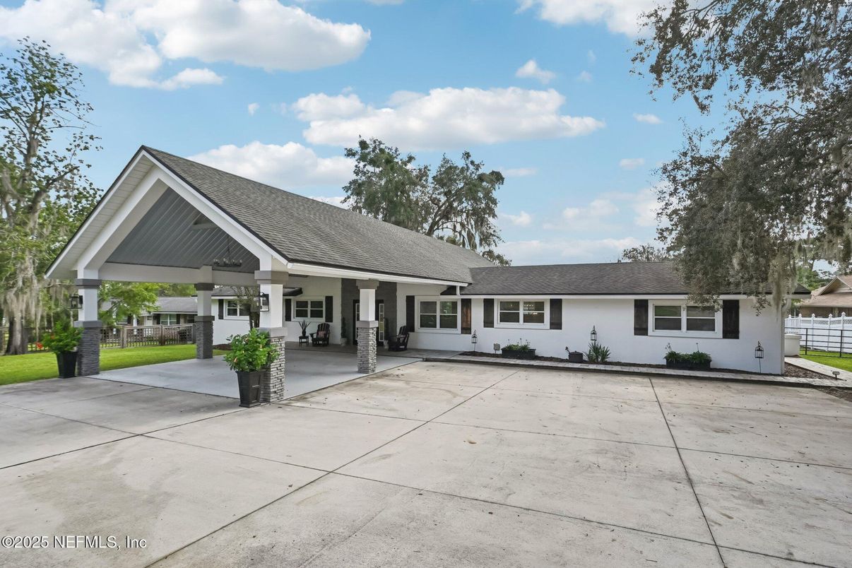 Exterior, Facade, Ranch
