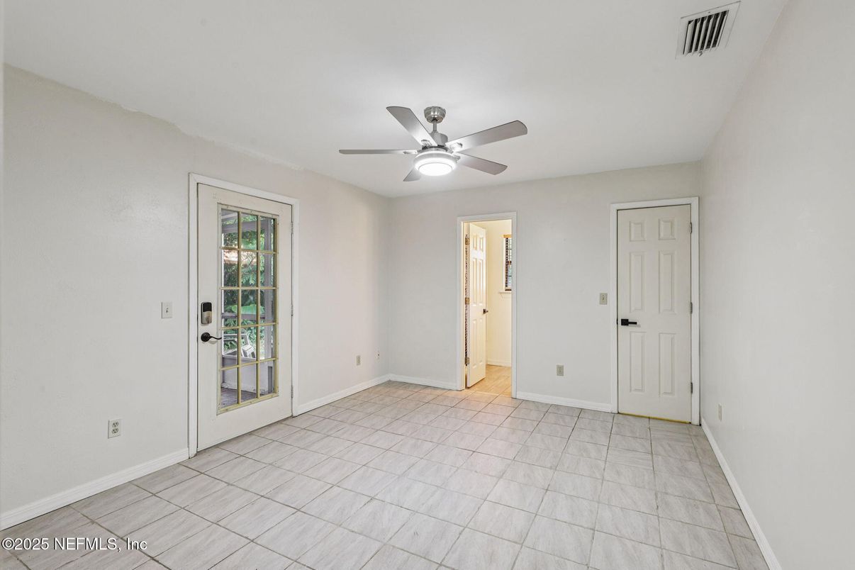 Empty room, Interior