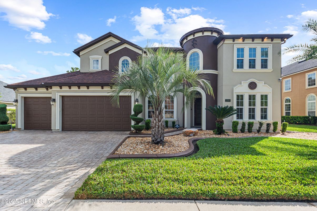 Attached, Exterior, Facade, Mediterranean