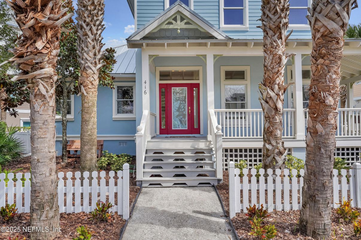 Attached, Exterior, Facade, Queen Anne Victorian