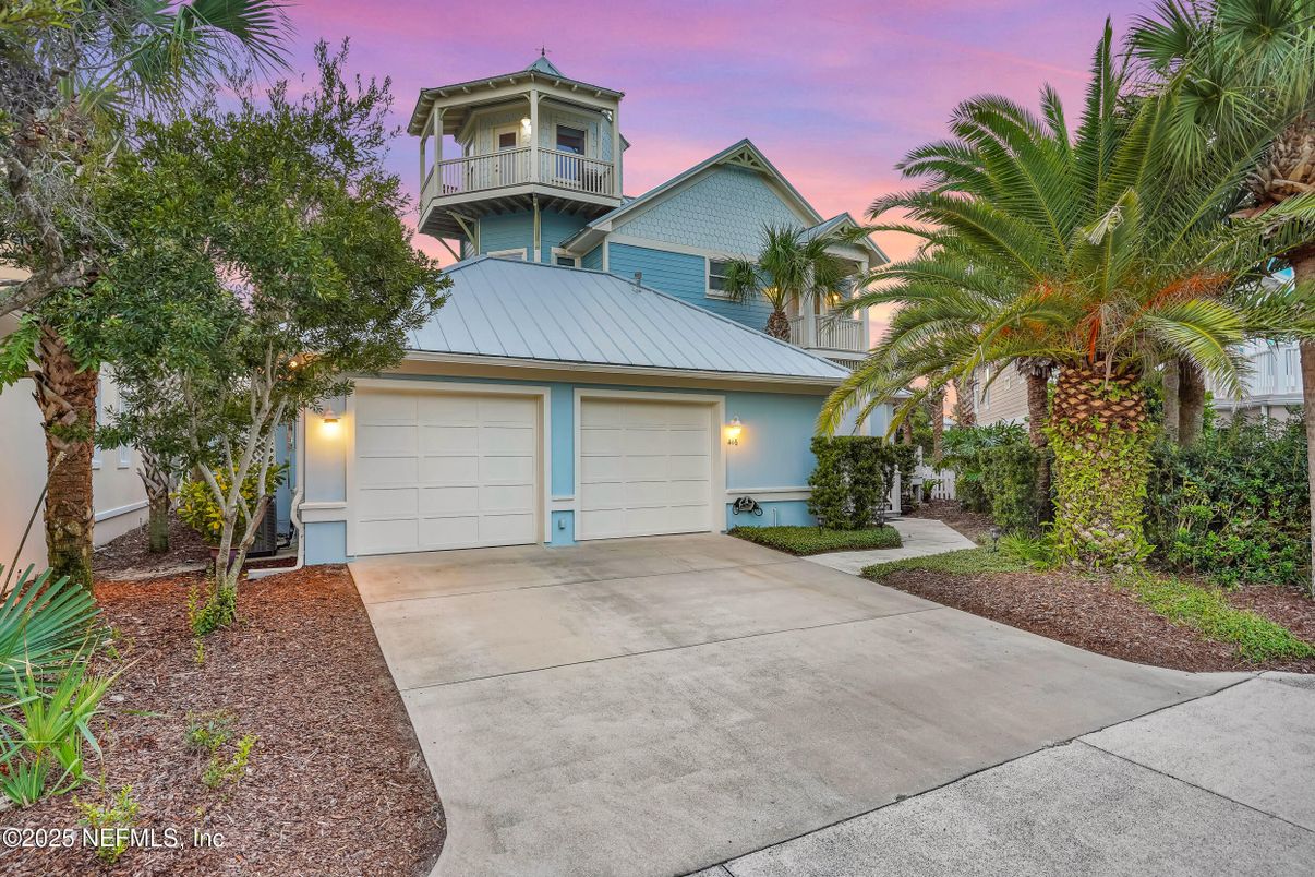 Attached, Exterior, Facade, Mediterranean