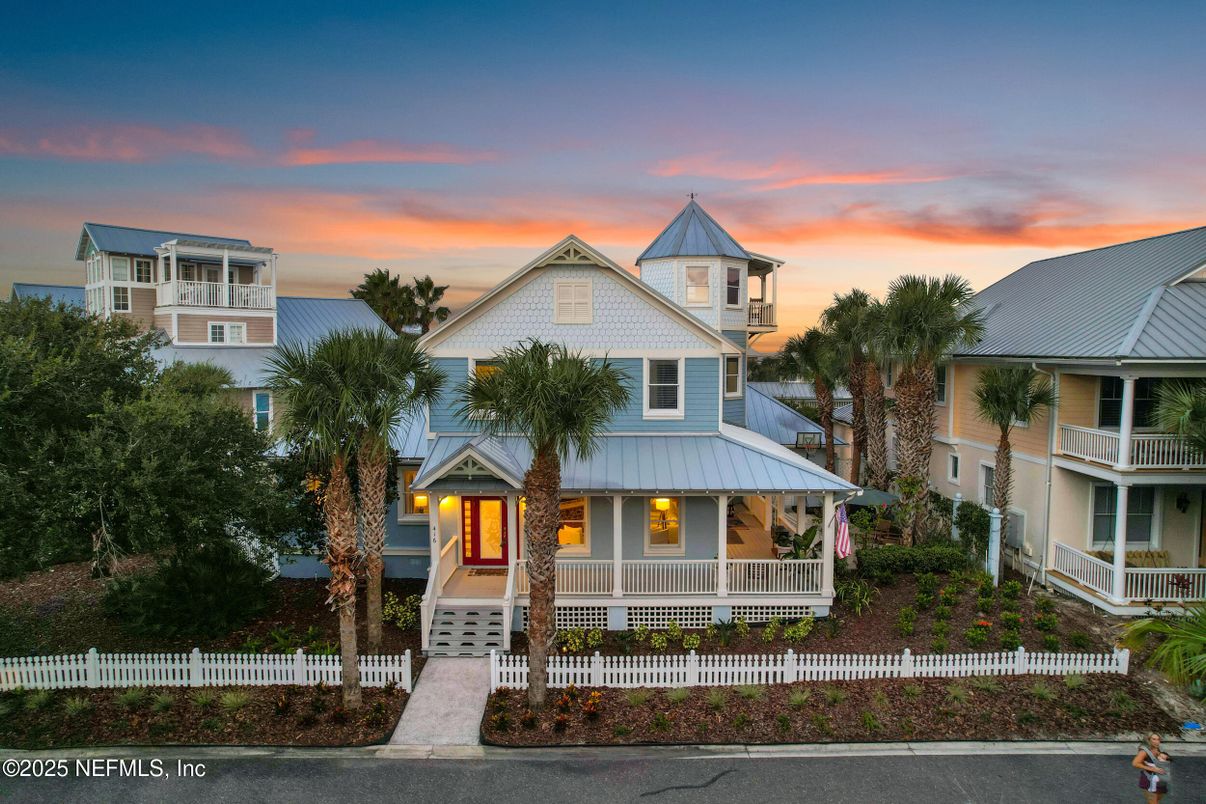 Attached, Exterior, Facade, Queen Anne Victorian