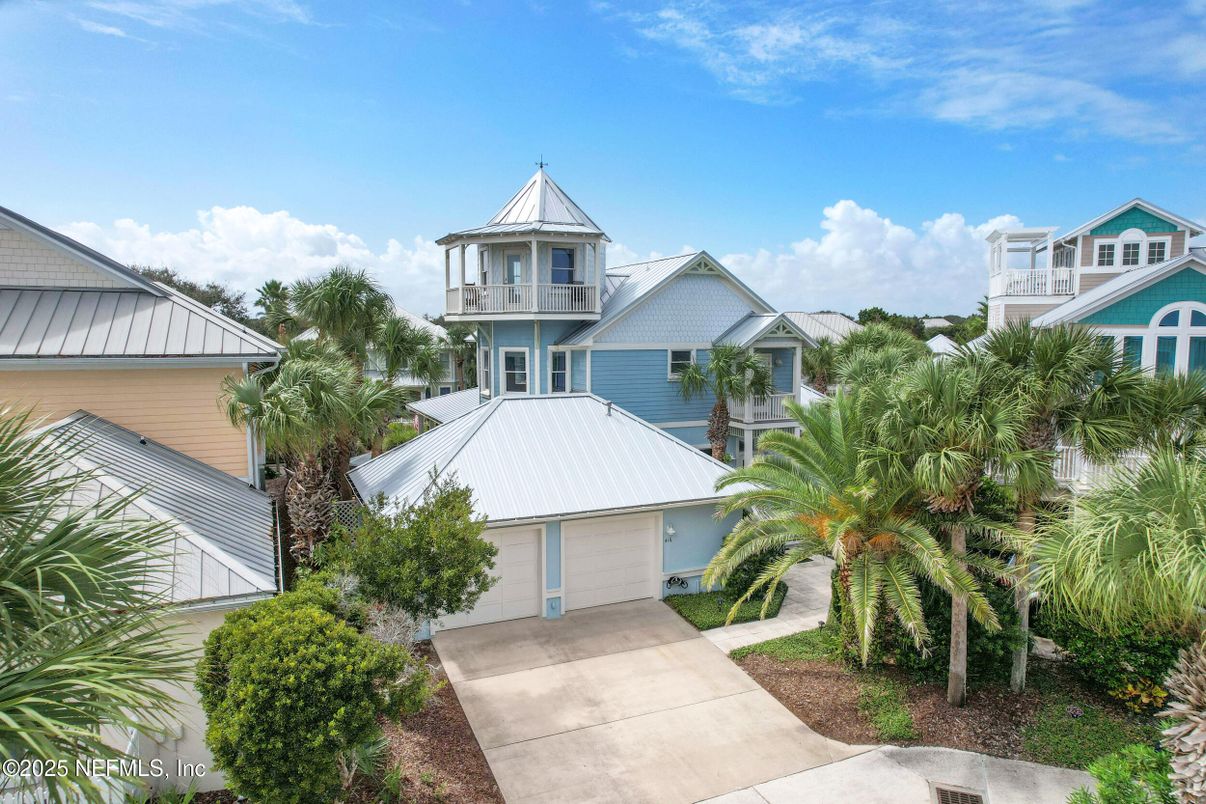 Attached, Exterior, Facade, Queen Anne Victorian