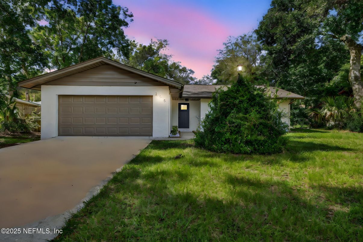 Attached, Exterior, Facade, Ranch