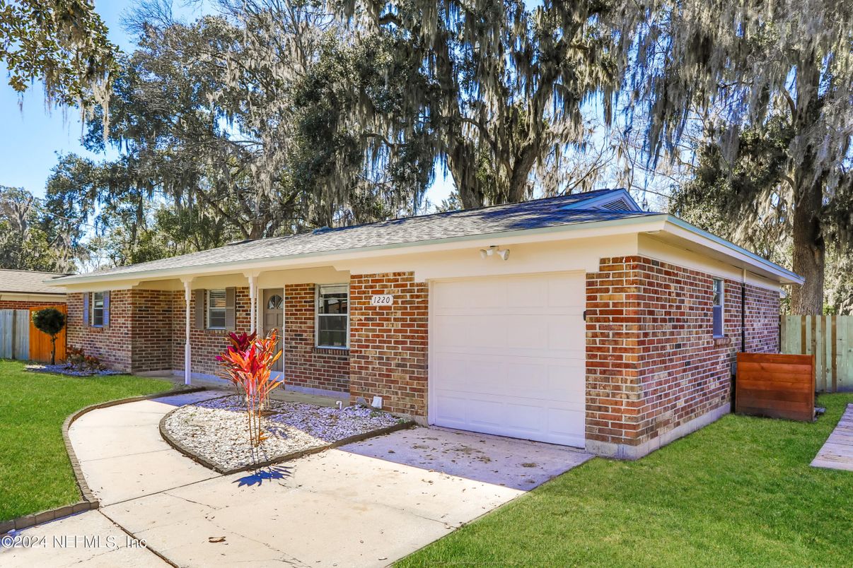 Attached, Exterior, Facade, Brick Facade, Ranch