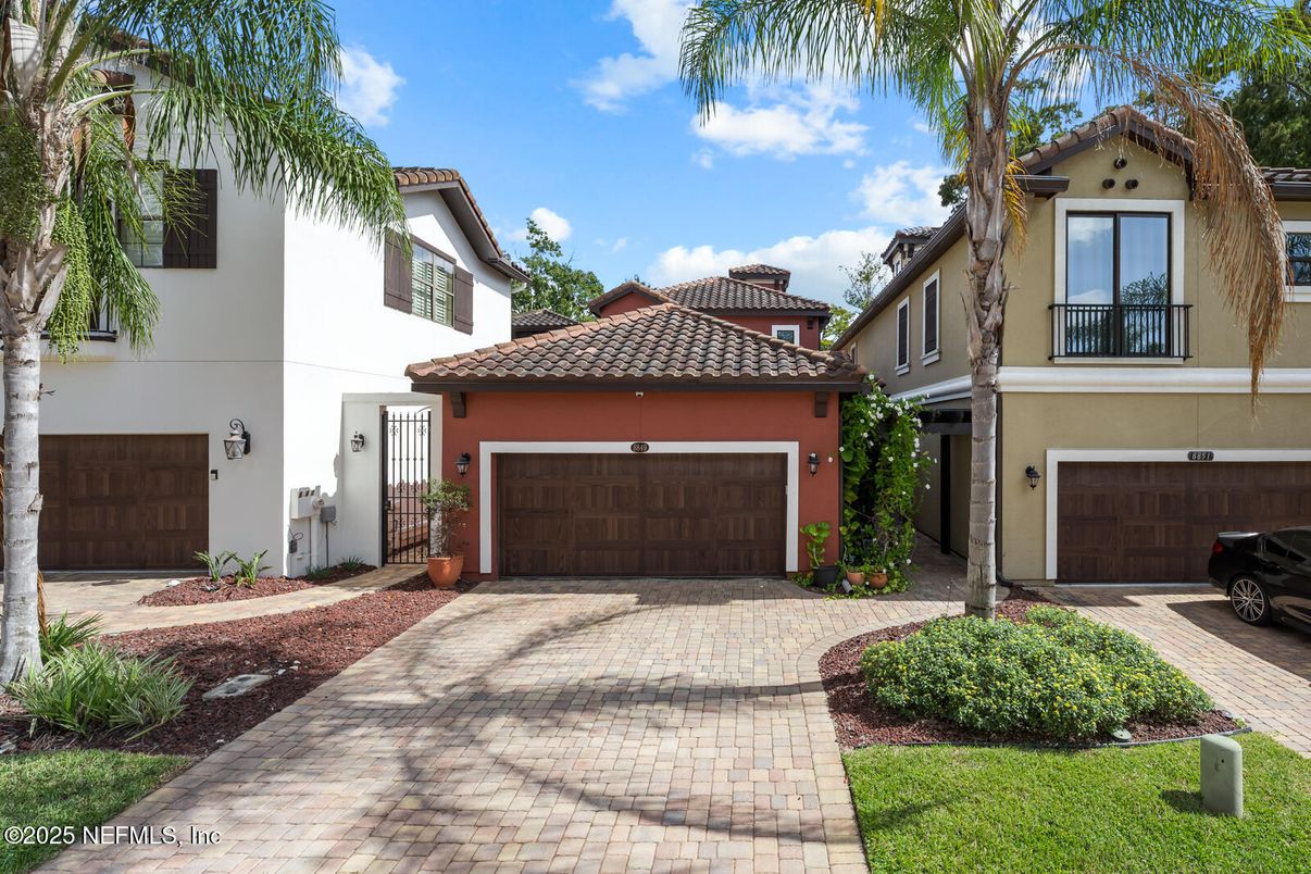 Attached, Exterior, Facade, Mediterranean