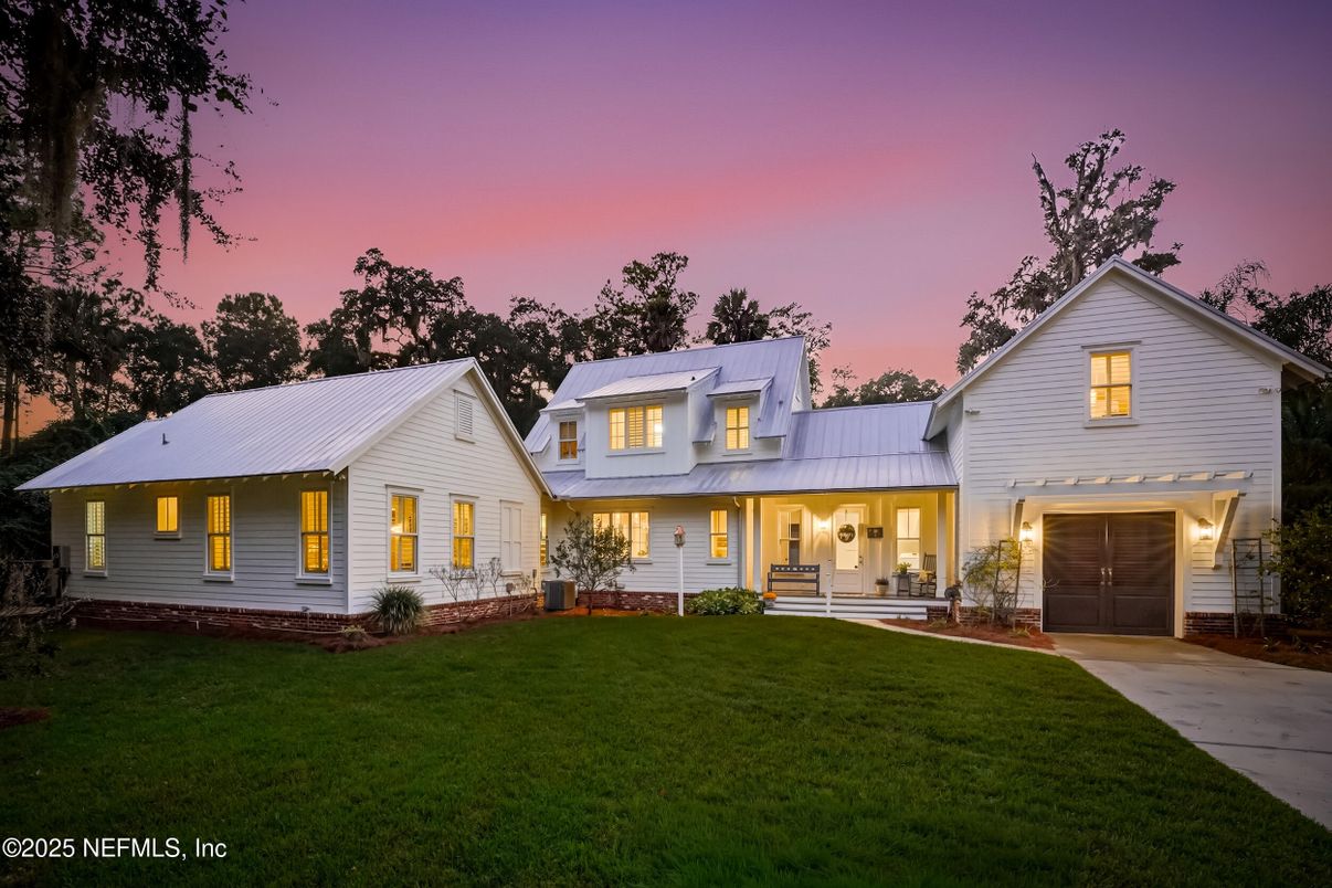 Attached, Exterior, Facade, Farmhouse