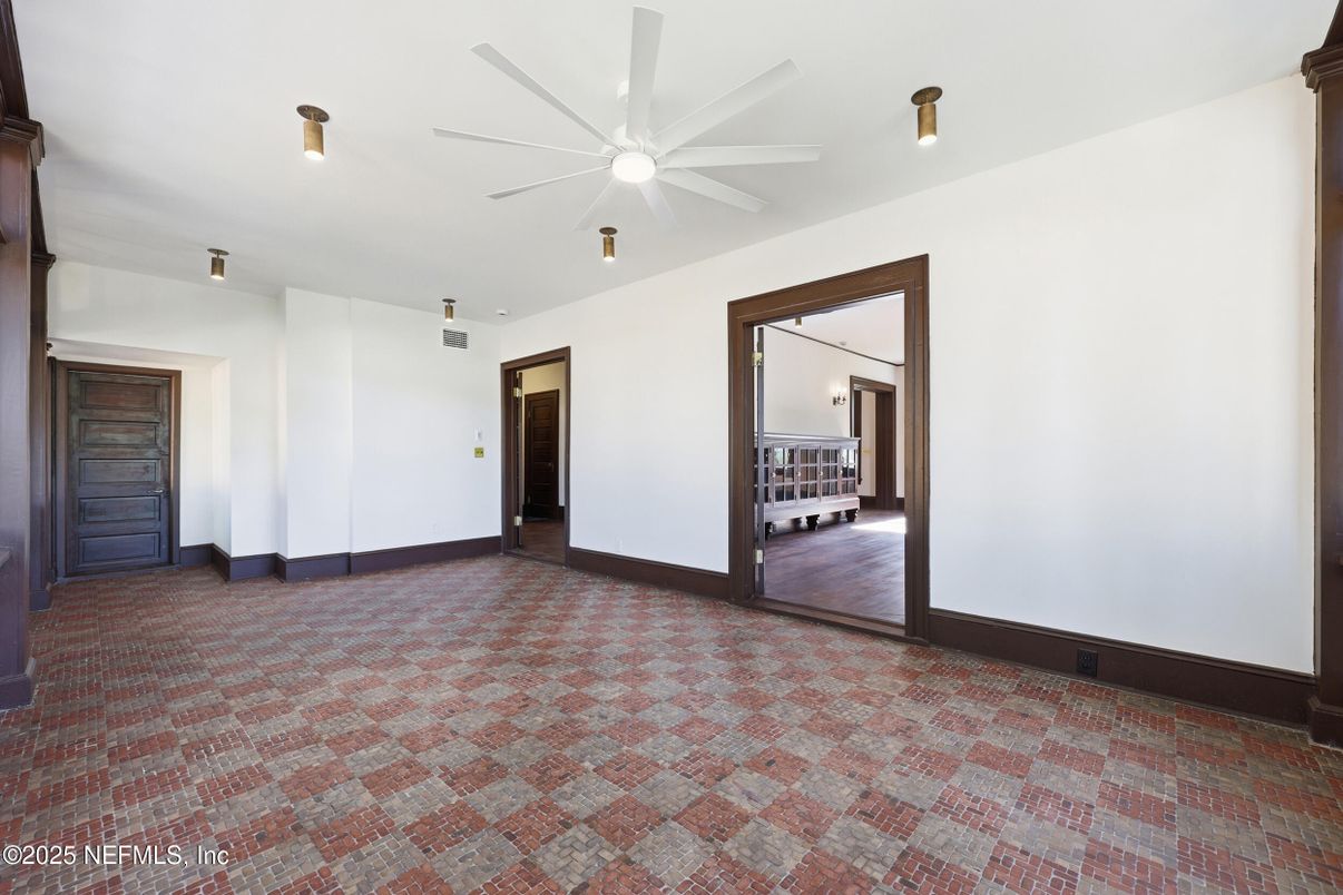 Empty room, Interior