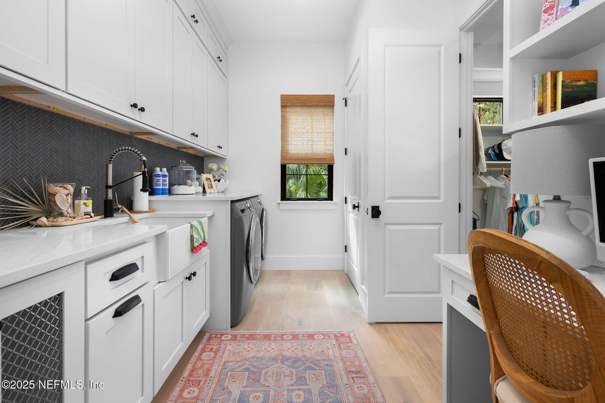 Interior, Washer, Wood Texture Flooring