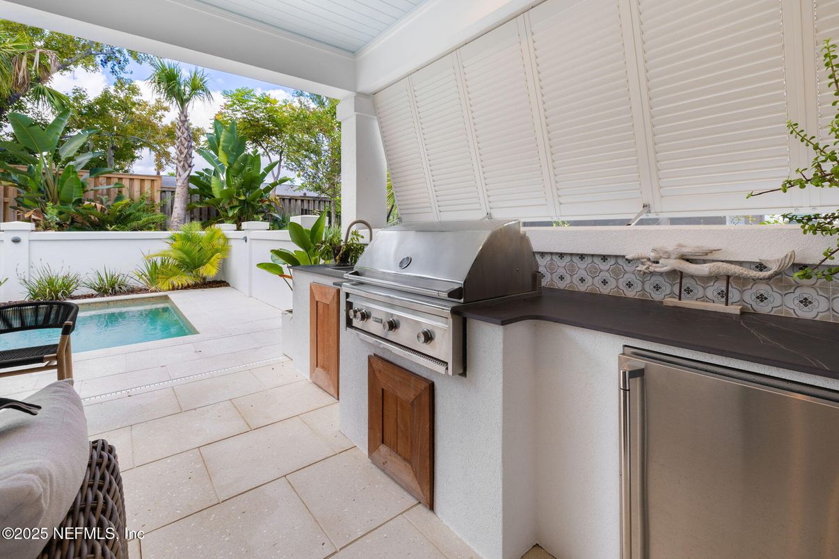 Exterior, Outdoor Kitchen, Pool
