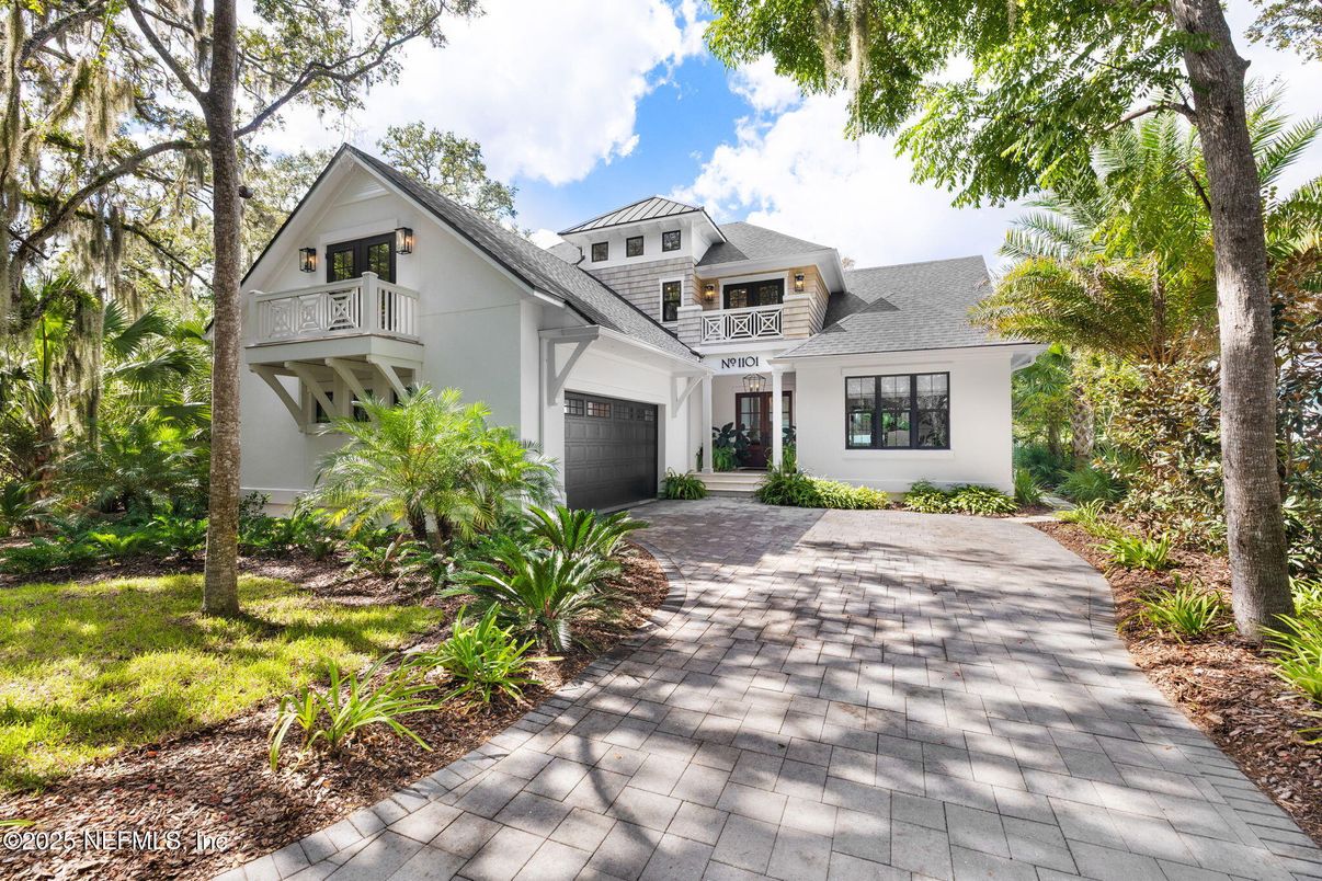 Attached, Exterior, Facade, Farmhouse