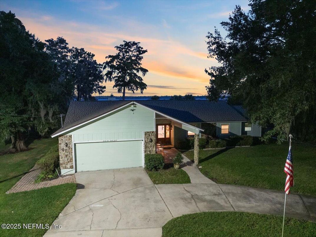 Attached, Exterior, Facade, Ranch