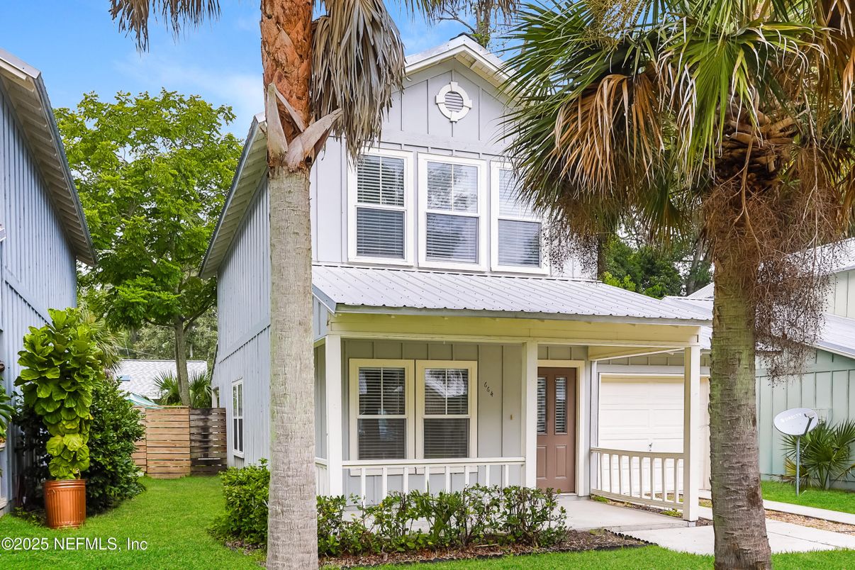 Attached, Exterior, Facade, Queen Anne Victorian