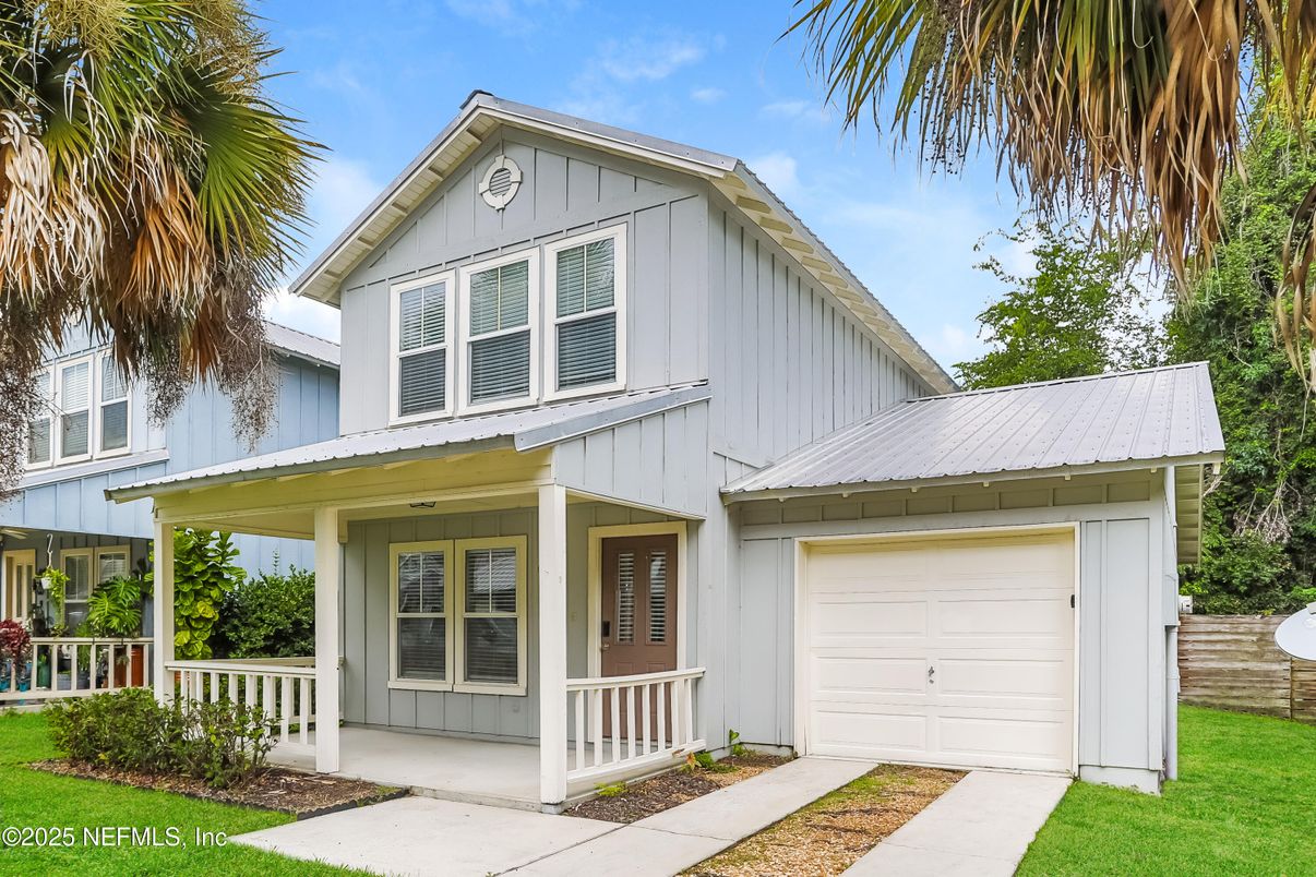 Attached, Exterior, Facade, Farmhouse