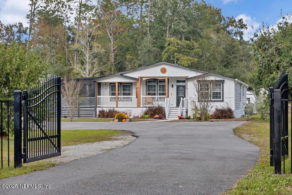 Exterior, Facade, Ranch