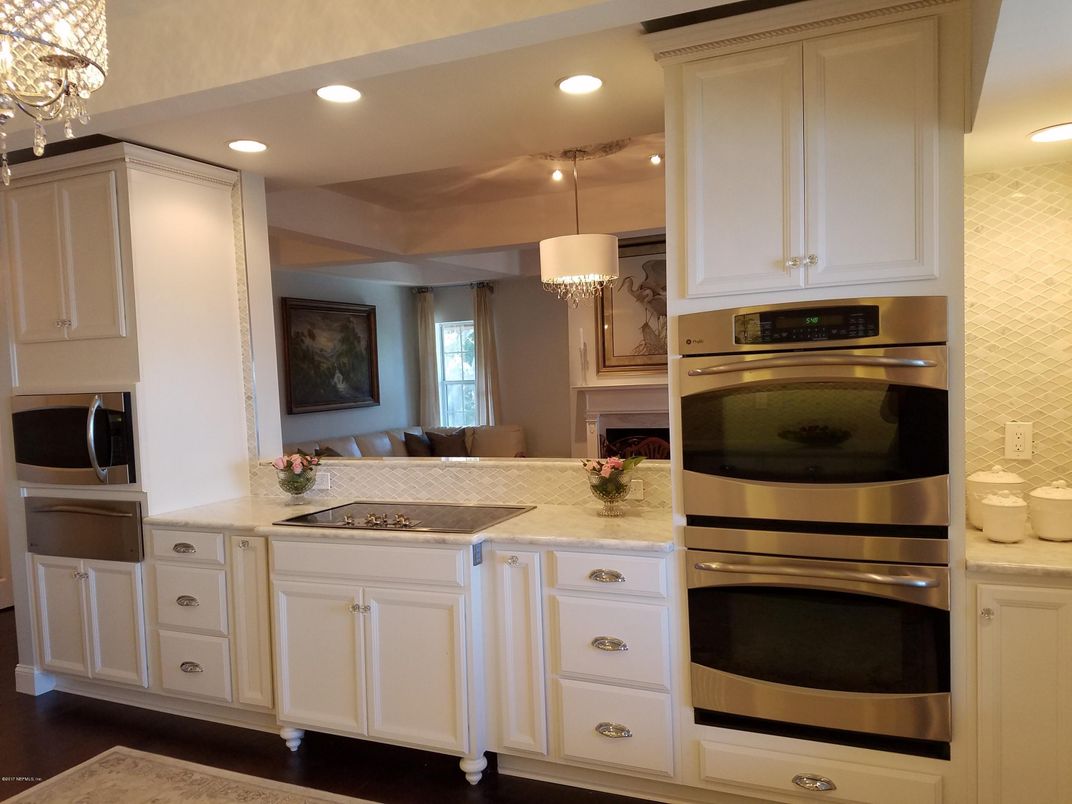 Chandelier, Dining room, Interior, Kitchen, Pendant Lights, Recessed Lighting, Stainless Steel Appliances, Wood Texture Flooring