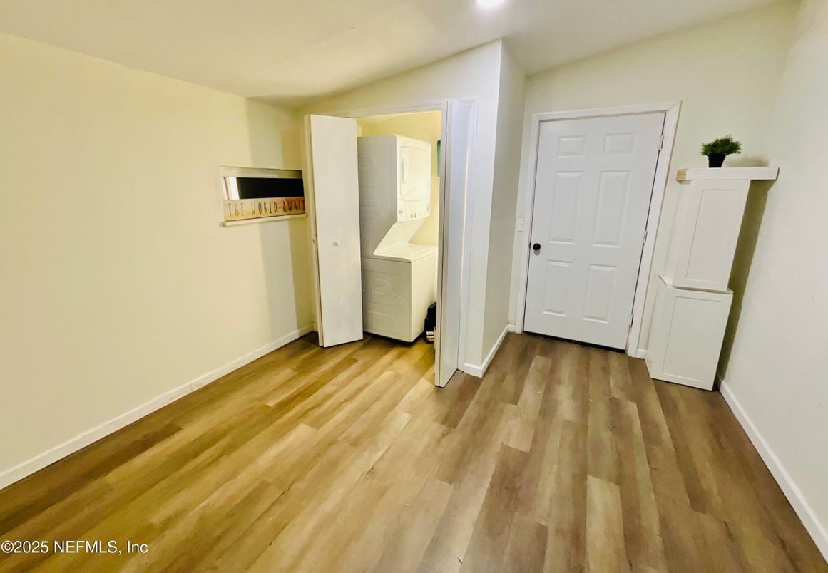 Interior, Utility Closets, Washer, Wood Texture Flooring