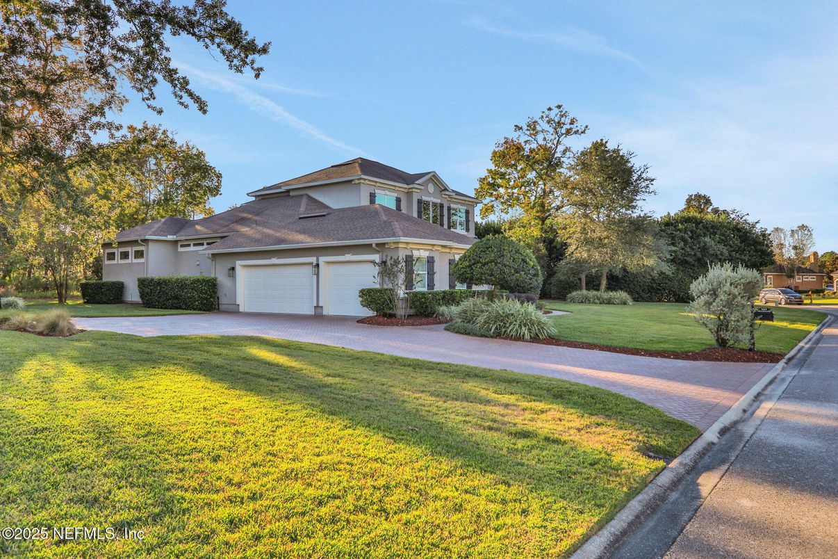 Attached, Exterior, Facade, Mediterranean