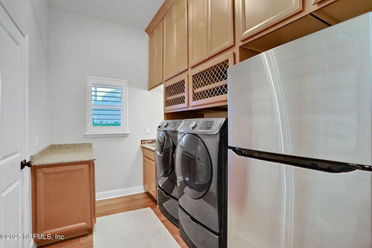 Interior, Washer, Wood Texture Flooring