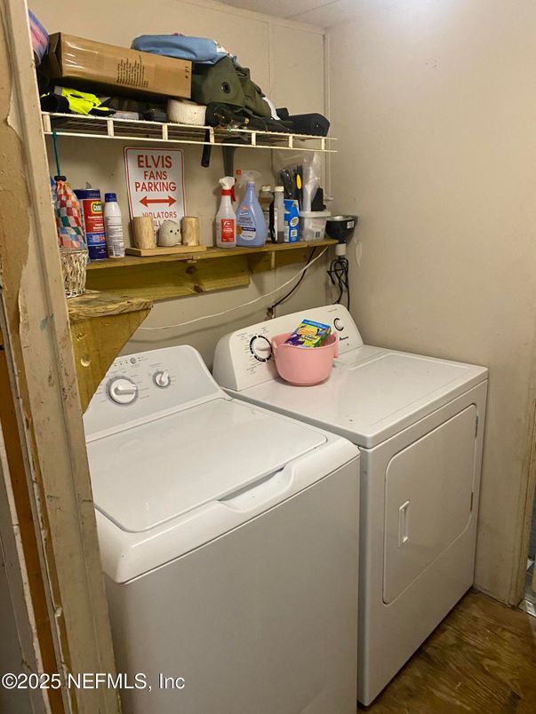 Interior, Utility Closets, Washer, Wood Texture Flooring