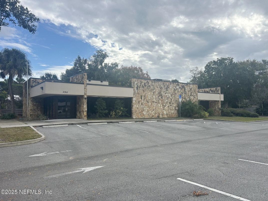 Exterior, Facade, Modern