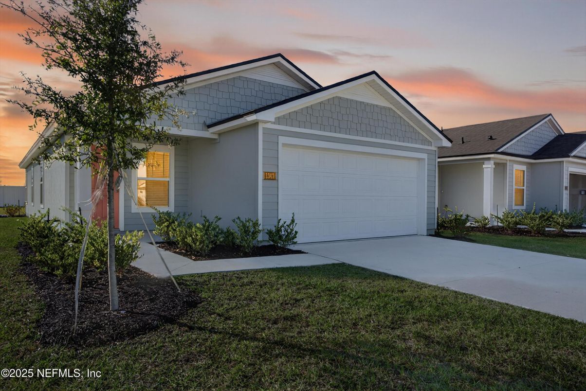 Attached, Exterior, Facade, American Craftsman