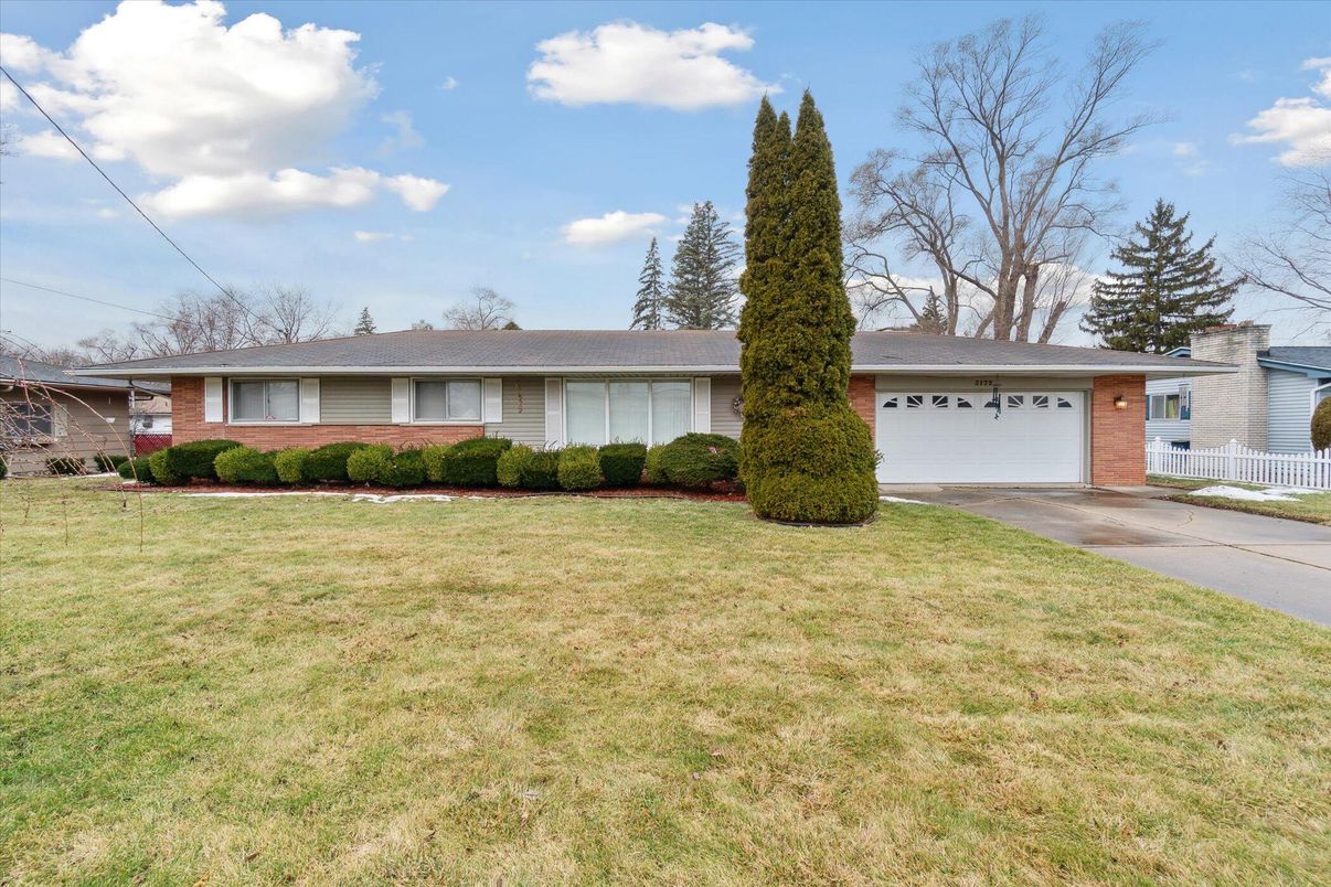 Attached, Exterior, Facade, Brick Facade, Ranch