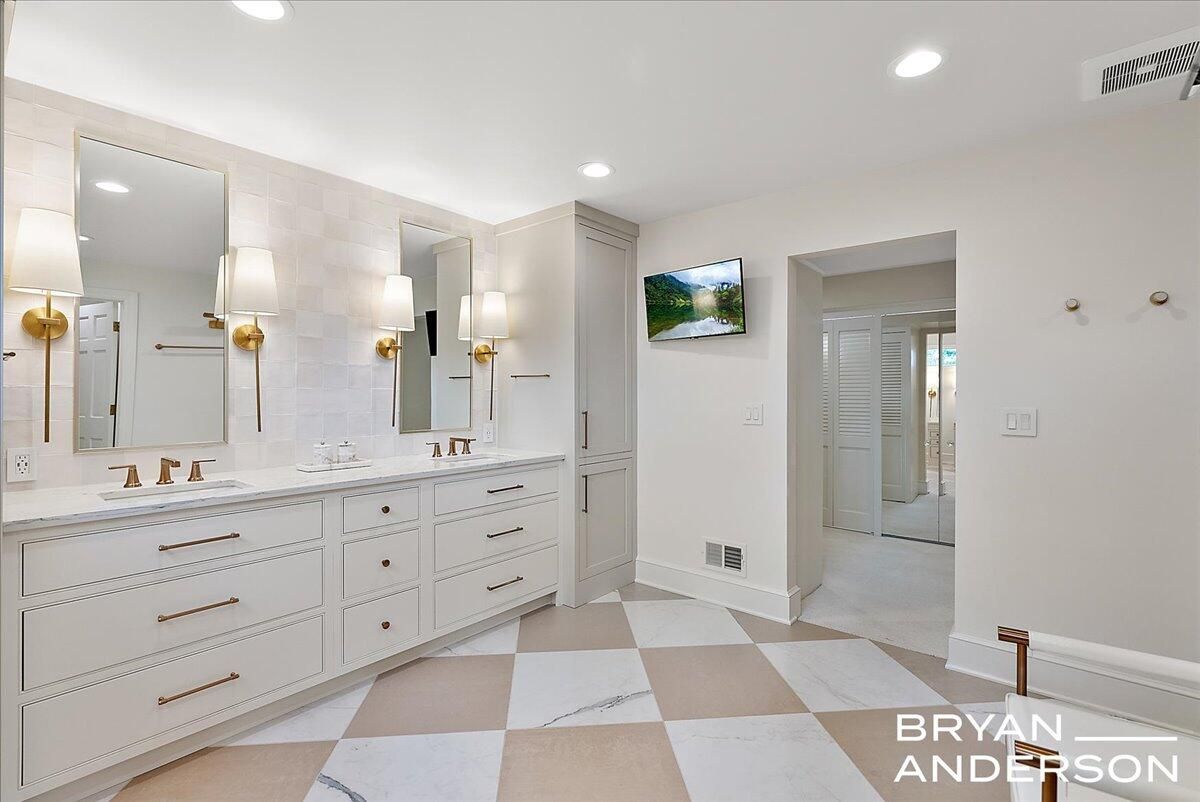 Bathroom, Dual Sink Vanities, Interior, Recessed Lighting