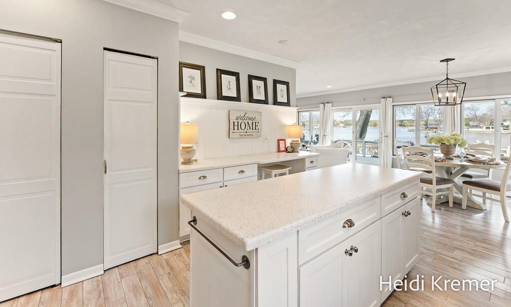 Dining room, Interior, Kitchen, Pendant Lights, Recessed Lighting, Wood Texture Flooring