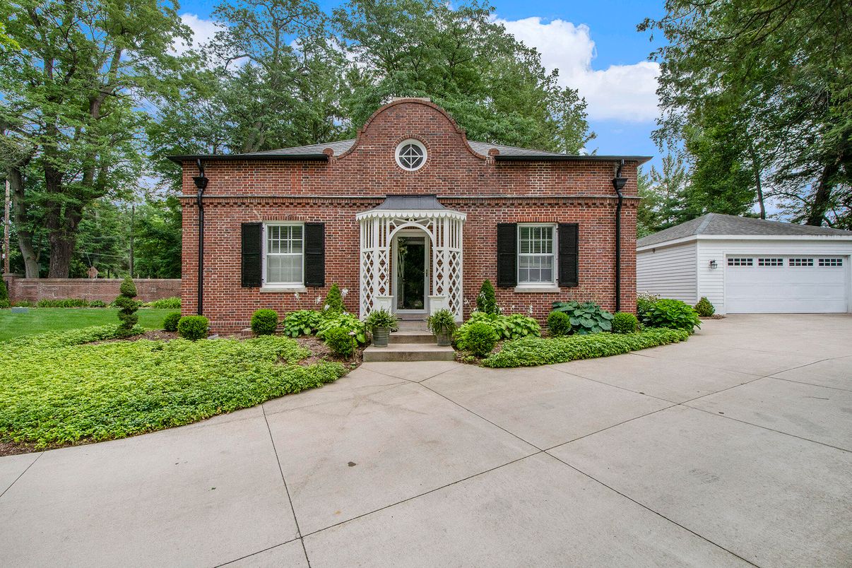 Detached Garage, Exterior, Facade, Brick Facade, Georgian