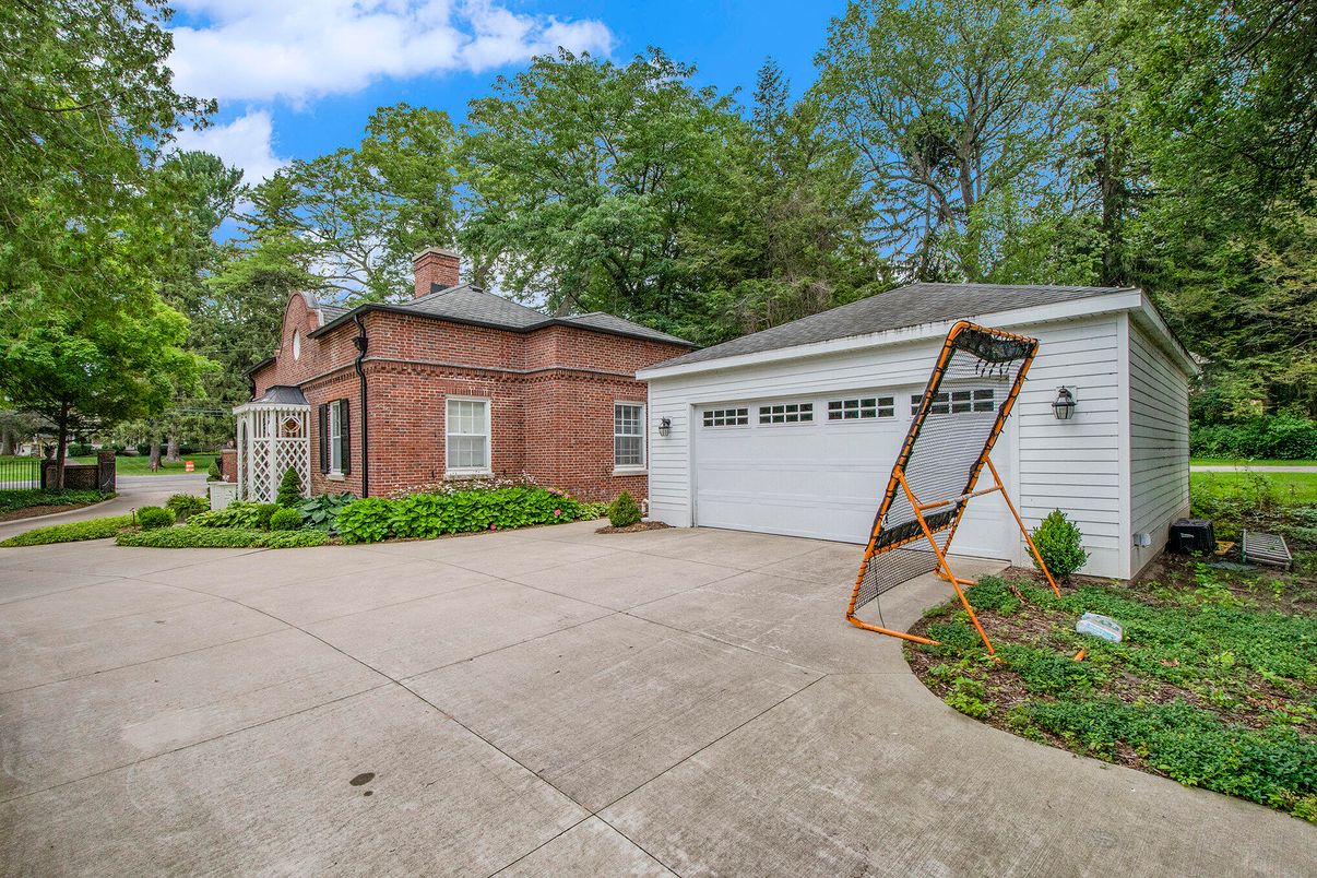 Detached Garage, Exterior