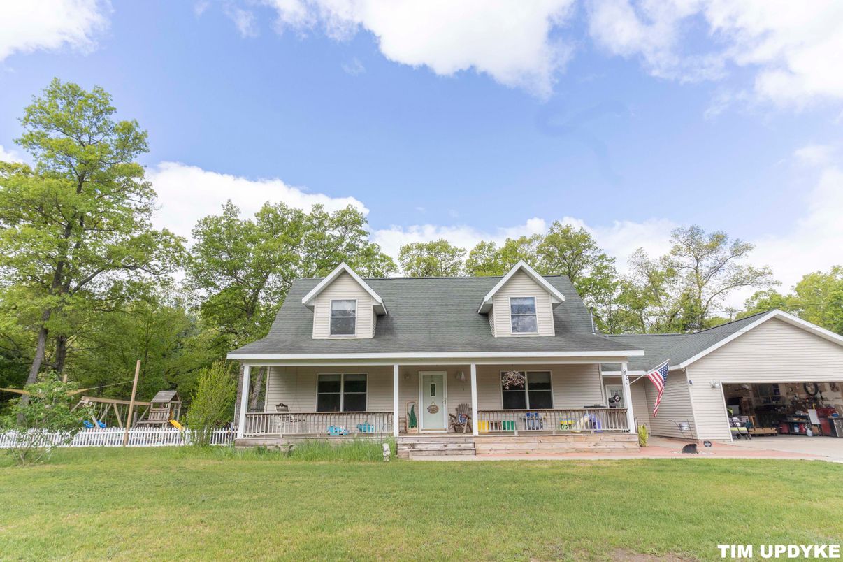 Backyard, Exterior, Facade, Cape Cod