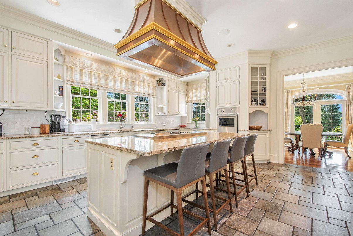 Chandelier, Dining room, Interior, Kitchen, Pendant Lights, Recessed Lighting, Stainless Steel Appliances