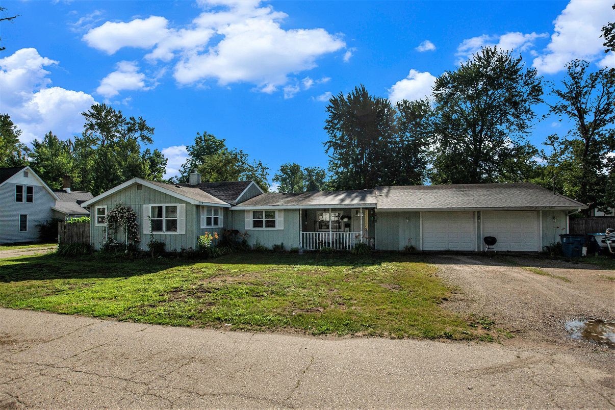 Backyard, Exterior, Facade, Ranch