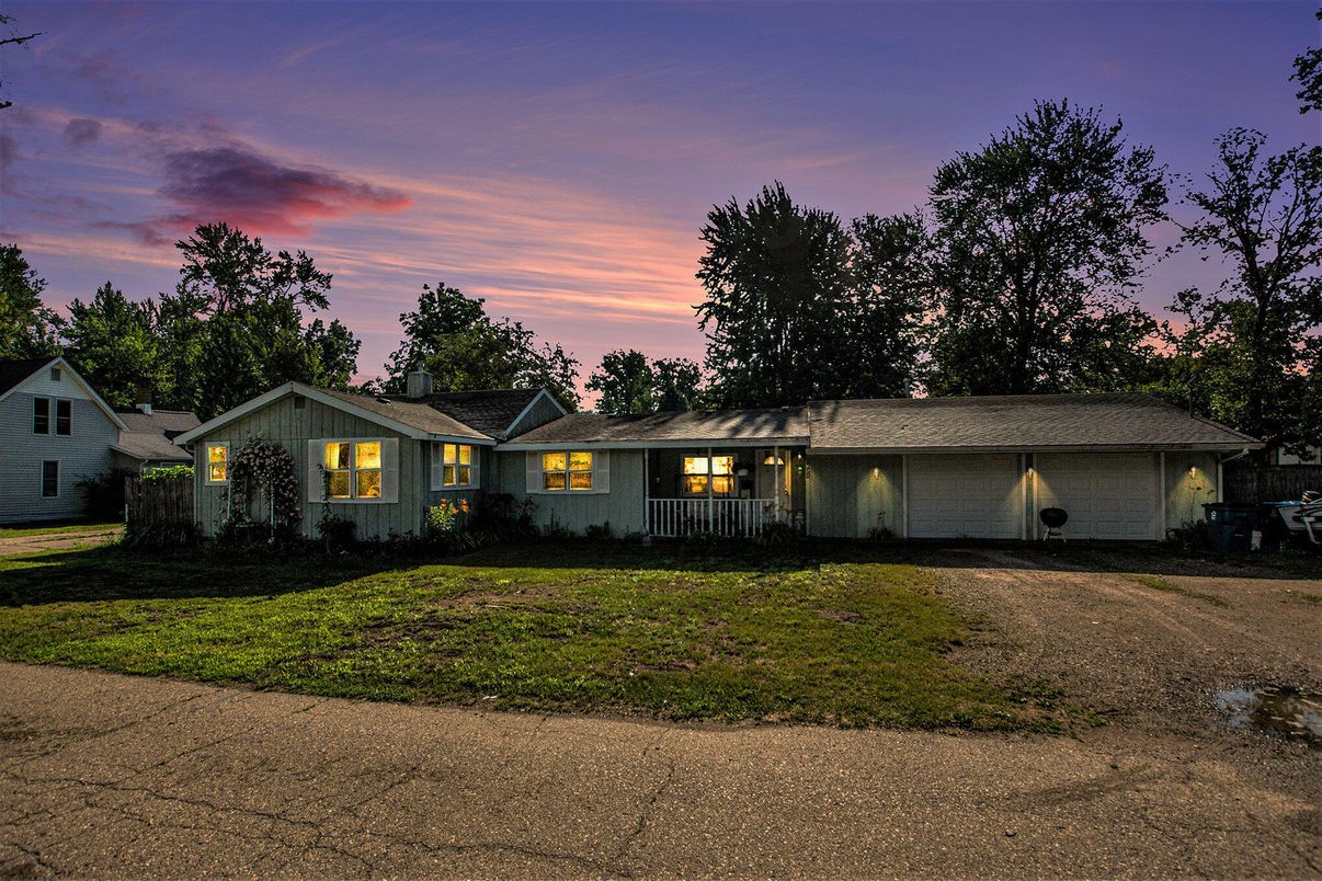 Backyard, Exterior, Facade, Ranch