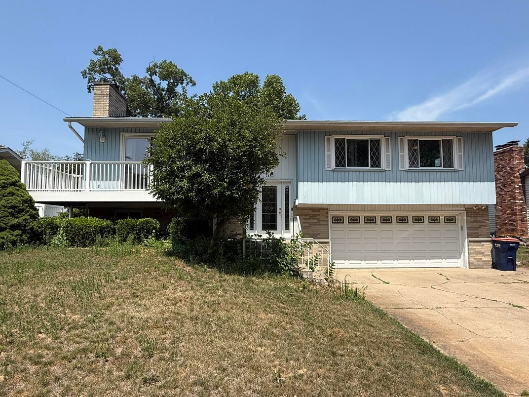 Attached, Exterior, Facade, Raised Ranch