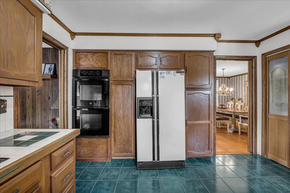 Chandelier, Dining room, Interior, Kitchen, Pendant Lights, Tile Countertops, Wood Texture Flooring