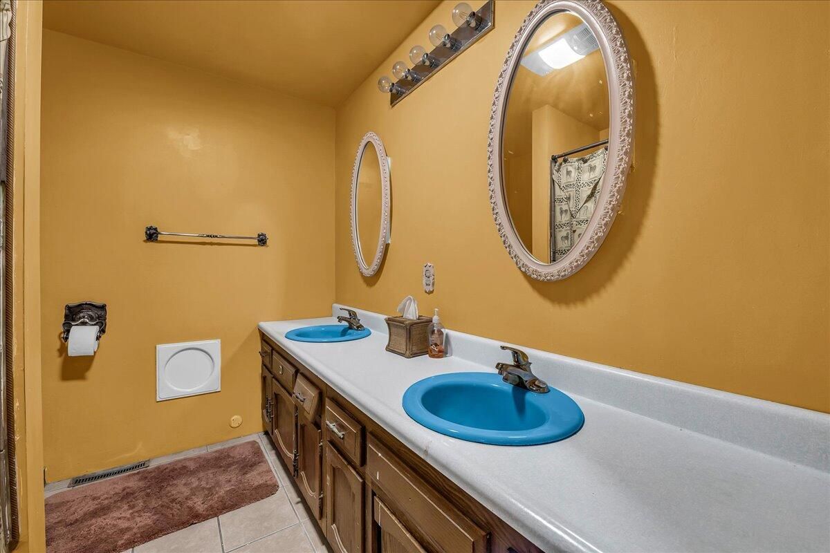 Bathroom, Dual Sink Vanities, Interior