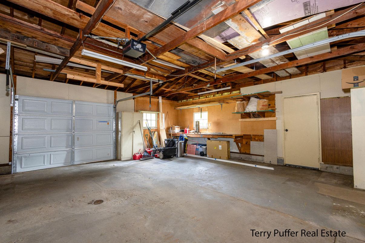 Garage, Interior, Wooden Beams