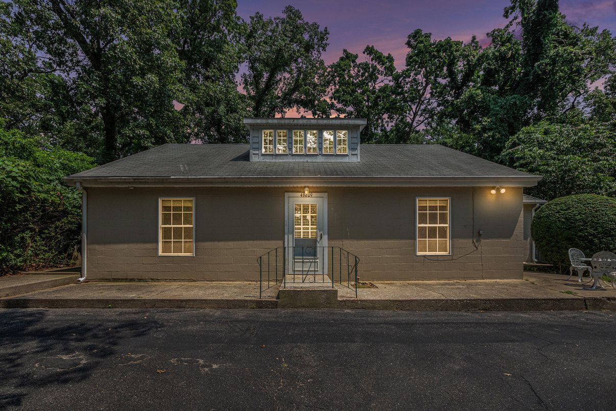 Exterior, Facade, Ranch