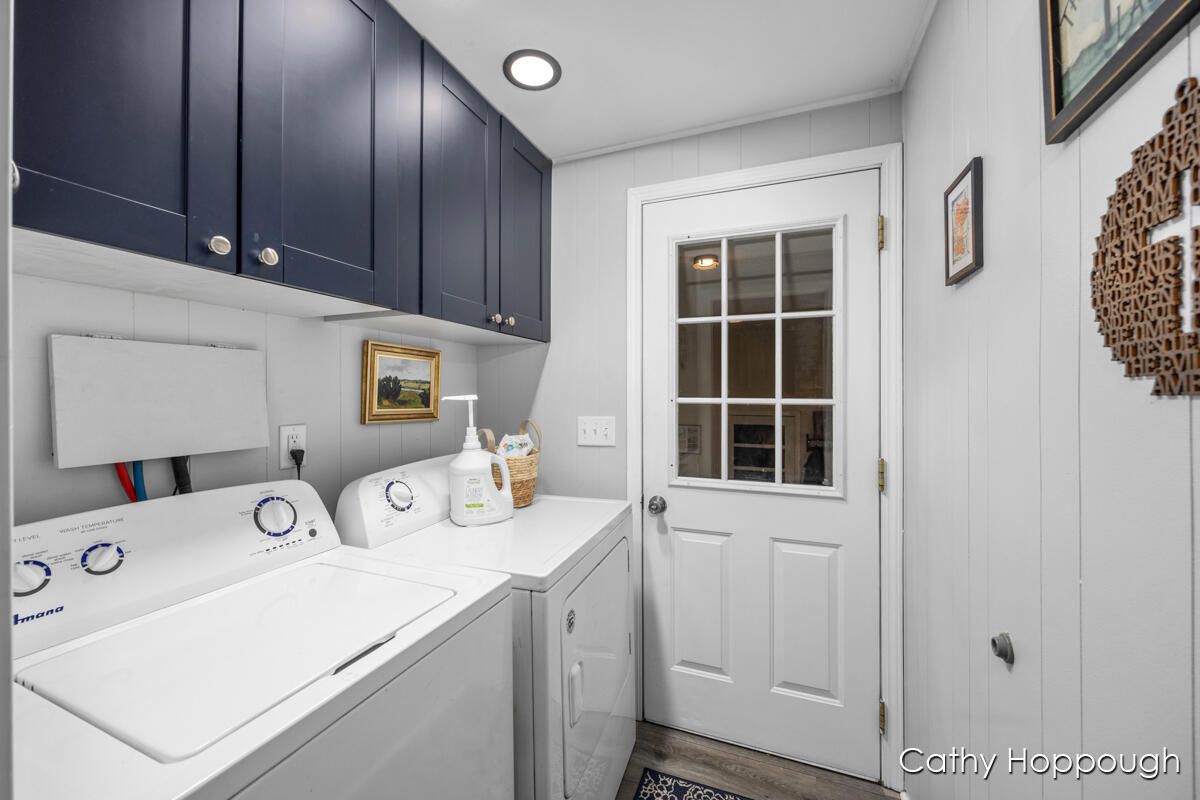 Interior, Recessed Lighting, Washer, Wood Texture Flooring