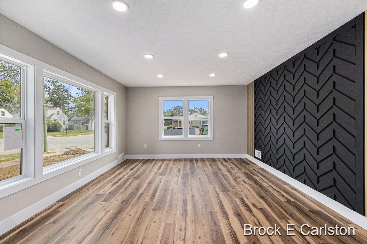 Empty room, Interior, Recessed Lighting, Wood Texture Flooring
