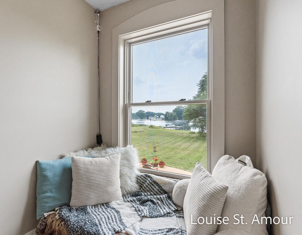Bedroom, Interior, Water