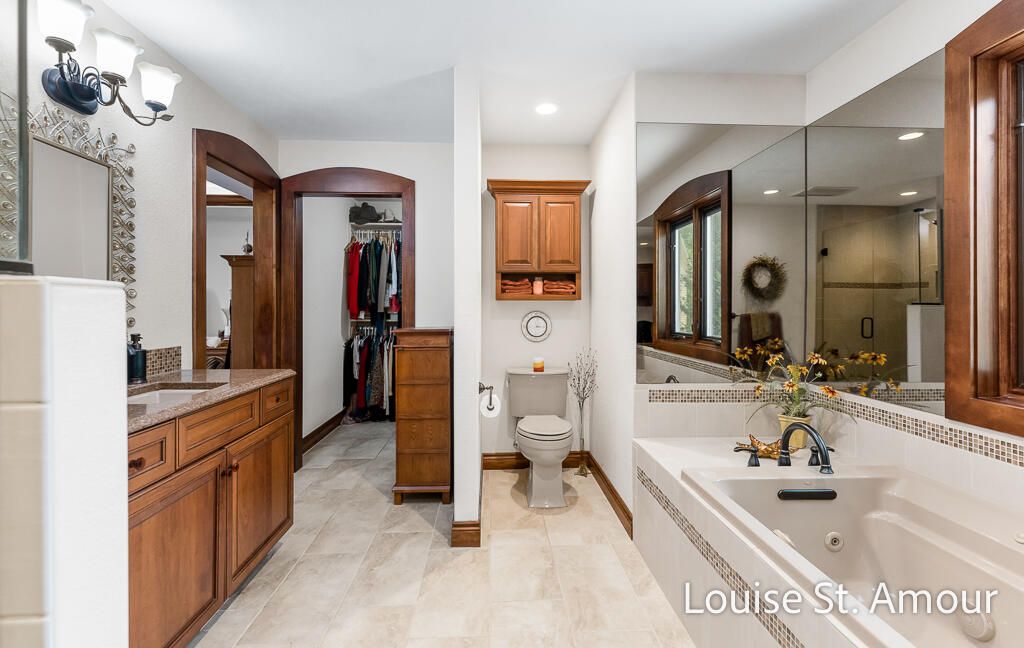 Bathroom, Dual Sink Vanities, Interior, Recessed Lighting
