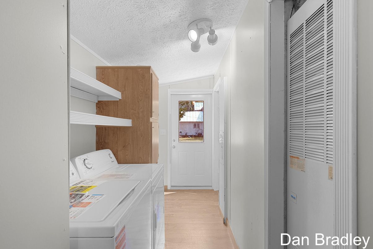 Interior, Utility Closets, Washer, Wood Texture Flooring
