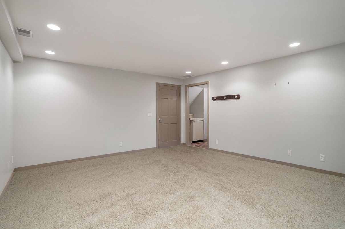 Empty room, Interior, Recessed Lighting