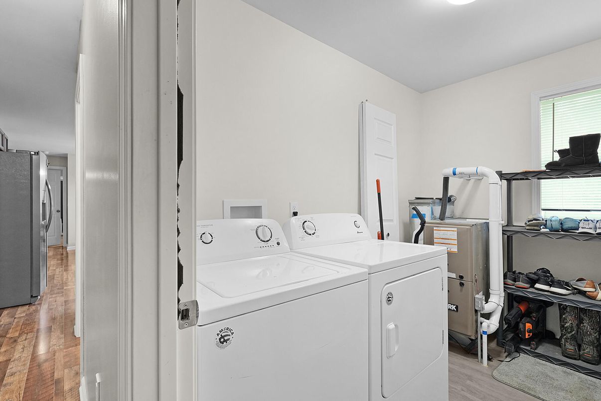 Interior, Utility Closets, Washer, Wood Texture Flooring